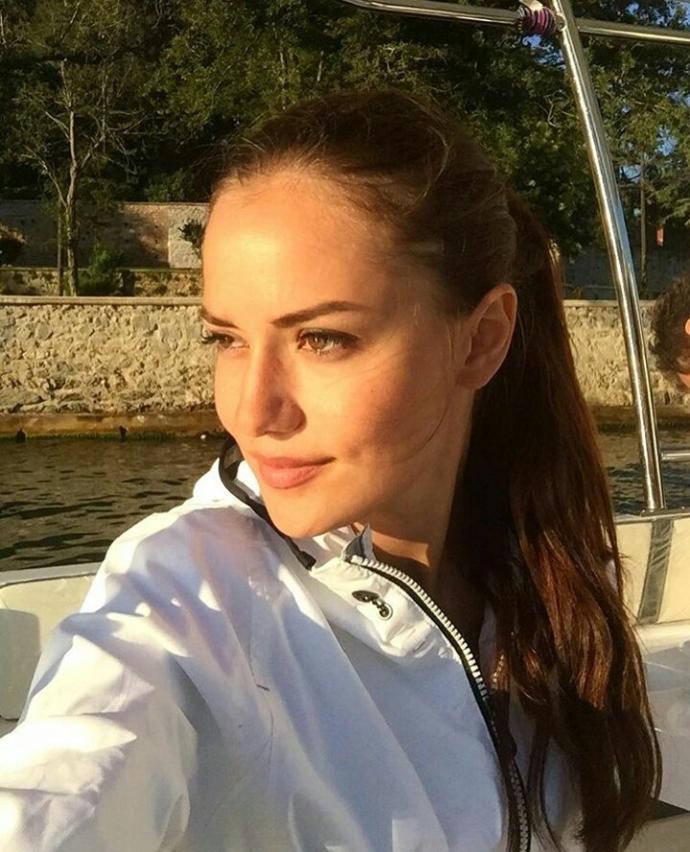 Banu Parlak mı Fahriye Evcen mi?