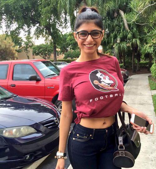 Sizce Mia Khalifa mı Yoksa Pamele Anderson mu Hangisi favoriniz arkdaşlar ?