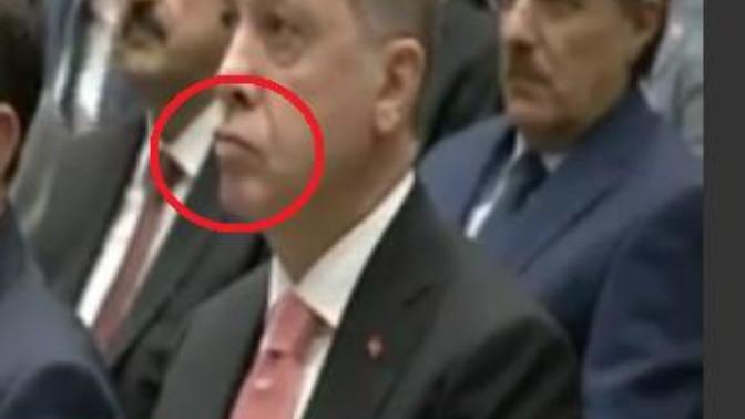 Erdoğan birini dinlerken neden hep böyle dudak büzüyor dikkat ettiniz mi (foto ayrıntıda)?