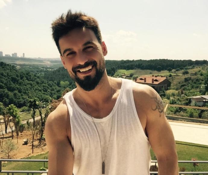 Bu adamin yaninda Burak özcivit halt etmis yaa (fololu)?