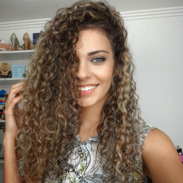 Kıvırcık saçlı kızlar çok tatlı değil mi?