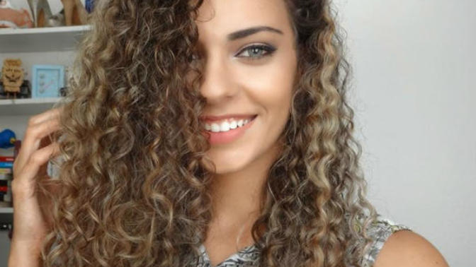 Kıvırcık saçlı kızlar çok tatlı değil mi?