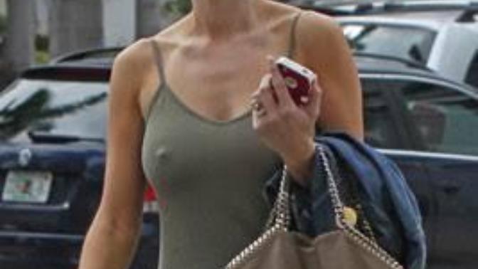 Hollywood Moda'sı sütyensiz gezmek?