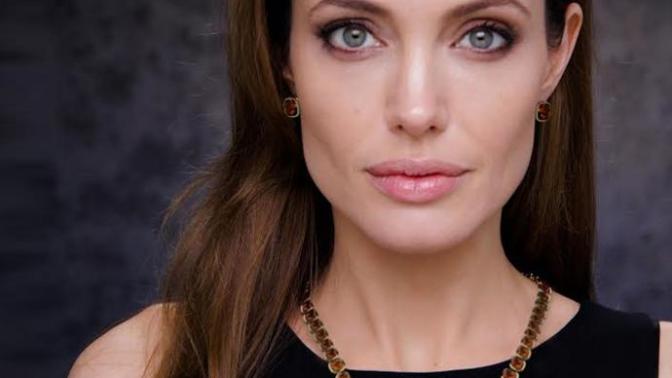 Angelina jolie nin ten rengi neydir?