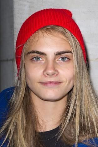 Cara Delevingne çok erkeksi bir yüzü yok mu?