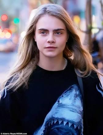 Cara Delevingne çok erkeksi bir yüzü yok mu?