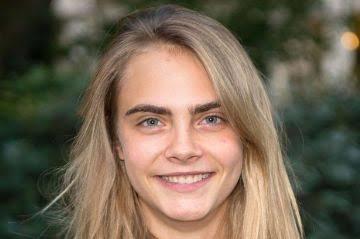 Cara Delevingne çok erkeksi bir yüzü yok mu?