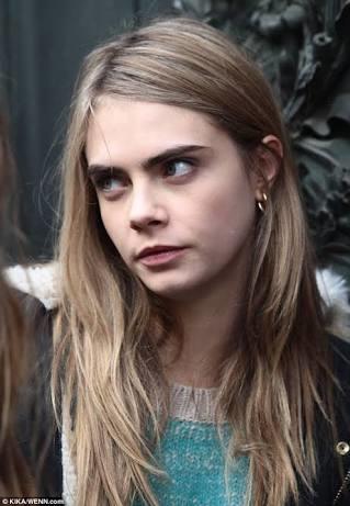 Cara Delevingne çok erkeksi bir yüzü yok mu?