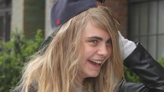 Cara Delevingne çok erkeksi bir yüzü yok mu?