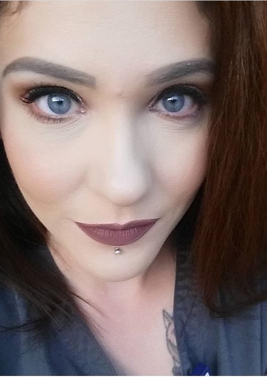 Labret piercing nasıl sizce? (Resimli) Labret piercingi olan kız hakkında ne düşünürsünüz?