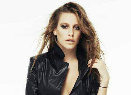 Yerli Serenay Sarıkaya mı Macar Barbara Palvin mi??