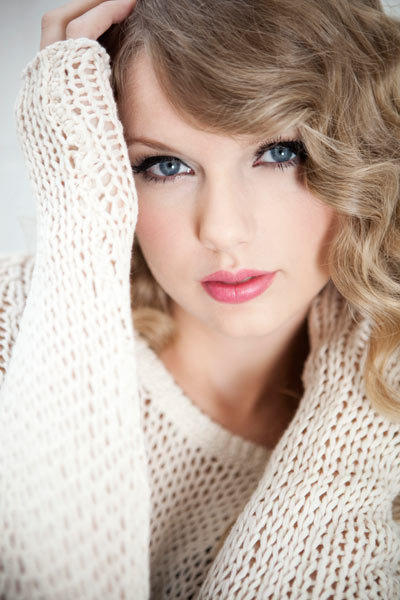 Taylor Swift? Barbara Palvin? Emma Stone? Margot Robbie? Miranda Kerr? Adriana Lima?