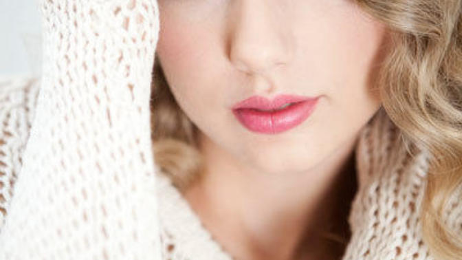 Taylor Swift? Barbara Palvin? Emma Stone? Margot Robbie? Miranda Kerr? Adriana Lima?