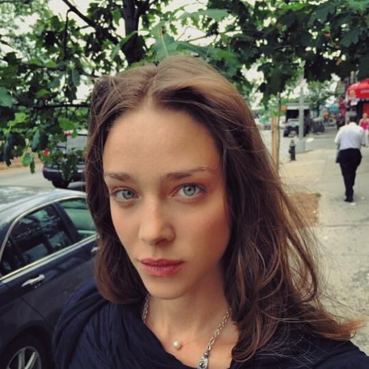 Hangi kız daha güzel aslı bekiro mu alttaki model kız mi?