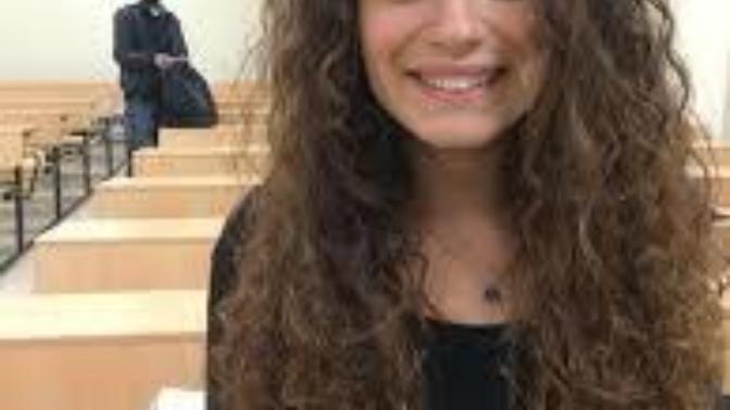 Hangi kız daha güzel aslı bekiro mu alttaki model kız mi?