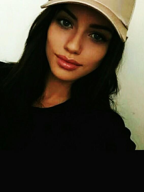 sizce bu kız fake mi ?