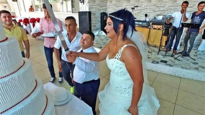 Down sendromlu Koray'ın hayali gerçek oldu. Öğretmeniyle evlendi. Günün mutlu haberi bu olsun mu?