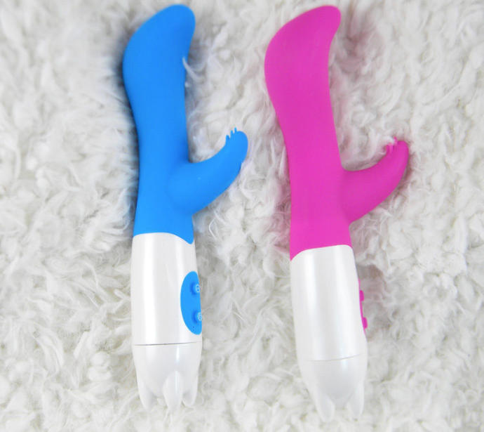 Kızlar kim evinde gizlice dildo saklıyor?