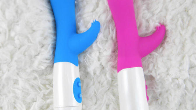 Kızlar kim evinde gizlice dildo saklıyor?