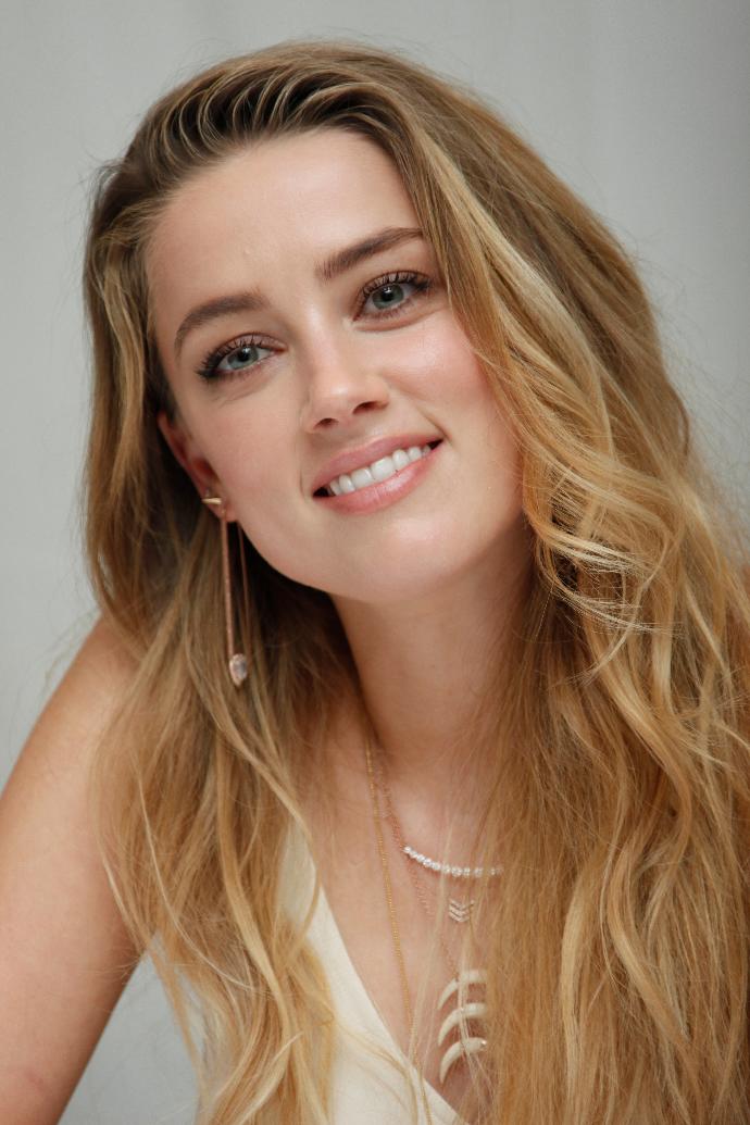 Amber heard mı scarlett johansson mu daha güzel?