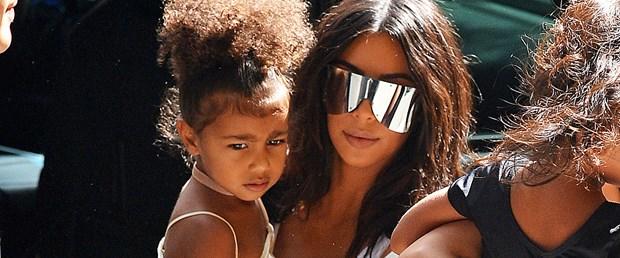 Kim Kardashian'ın 3 yaşındaki kızına 2 Bin Dolarlık çanta alması hakkında ne düşünüyorsunuz?