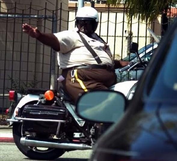 türk polisine şişman diyen kız hiç amerikan polisi görmedimi?