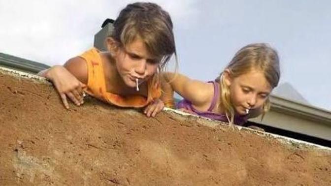 Siteden kiminle balkondan aşağıdaki insanların kafasına tükürmek istersiniz?