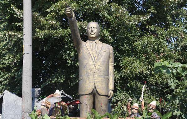 Recep Tayyip Erdoğan'ın 4 metrelik heykeli yapıldı. Nasıl karşıladınız?