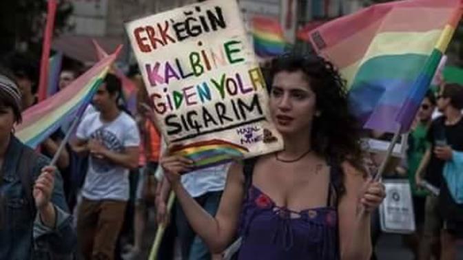 Lezbiyen kadının açtığı pankart nasıl?