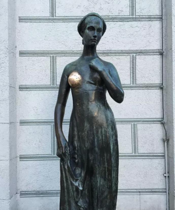 Efsaneye göre juliet'in sağ memesini elleyenler hayatının aşkı ile tanışır( Münih juliet heykeli) bunu biliyormuydunuz?