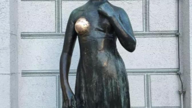 Efsaneye göre juliet'in sağ memesini elleyenler hayatının aşkı ile tanışır ( Münih juliet heykeli) bunu biliyor muydunuz?