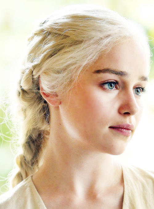Emilia Clarke Çok mu Güzel ben mi abartıyorum ?