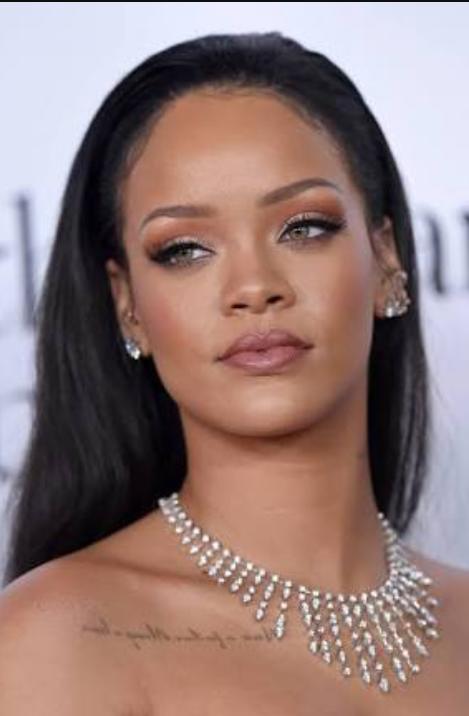 Sarışın olan Shakira mı esmet olan Rihanna mı?