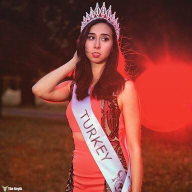 Miss Turkey güzeli Ecem Uzgör bizi Londra'da temsil edecek. Ne düşünüyorsunuz?