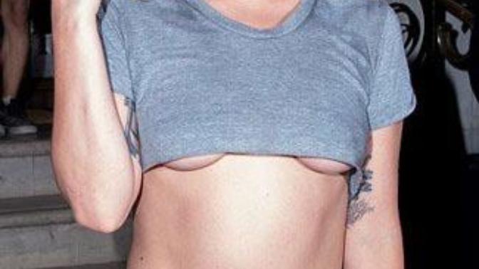 Göğüs altı dekolteli crop top (kısa tshirt) modası hakkında ne düşünüyorsunuz?