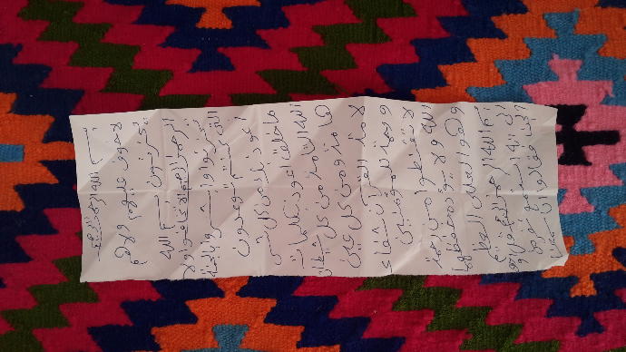Elimdeki bir kağıtta Osmanlıca ya da Arapça yazılar yazılı. Okuyabilen olur mu acaba?