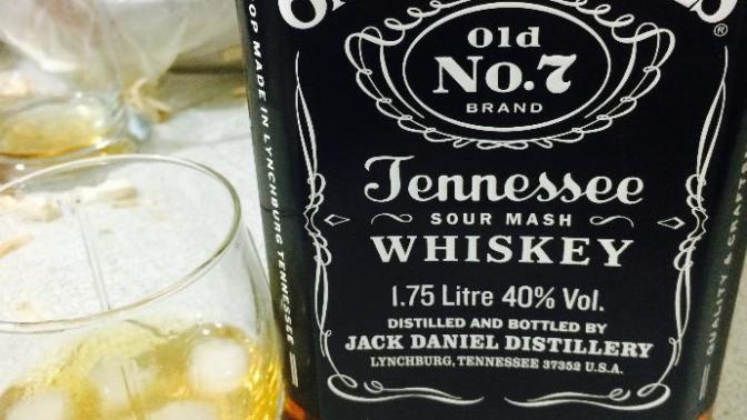 Viski sever misiniz, sek mi tercih edersiniz yoksa tadını yumuşatacak yardımcı bir şey kullanır mısınız🍸?