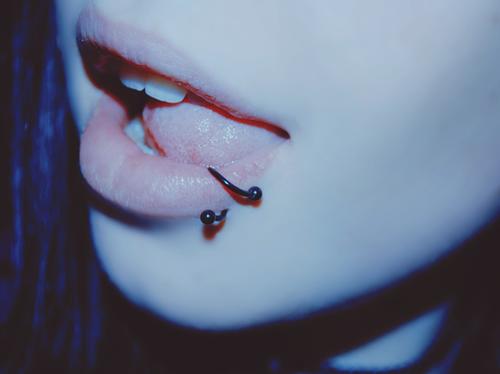 Göbekte piercing hos duruyor mu sizce?