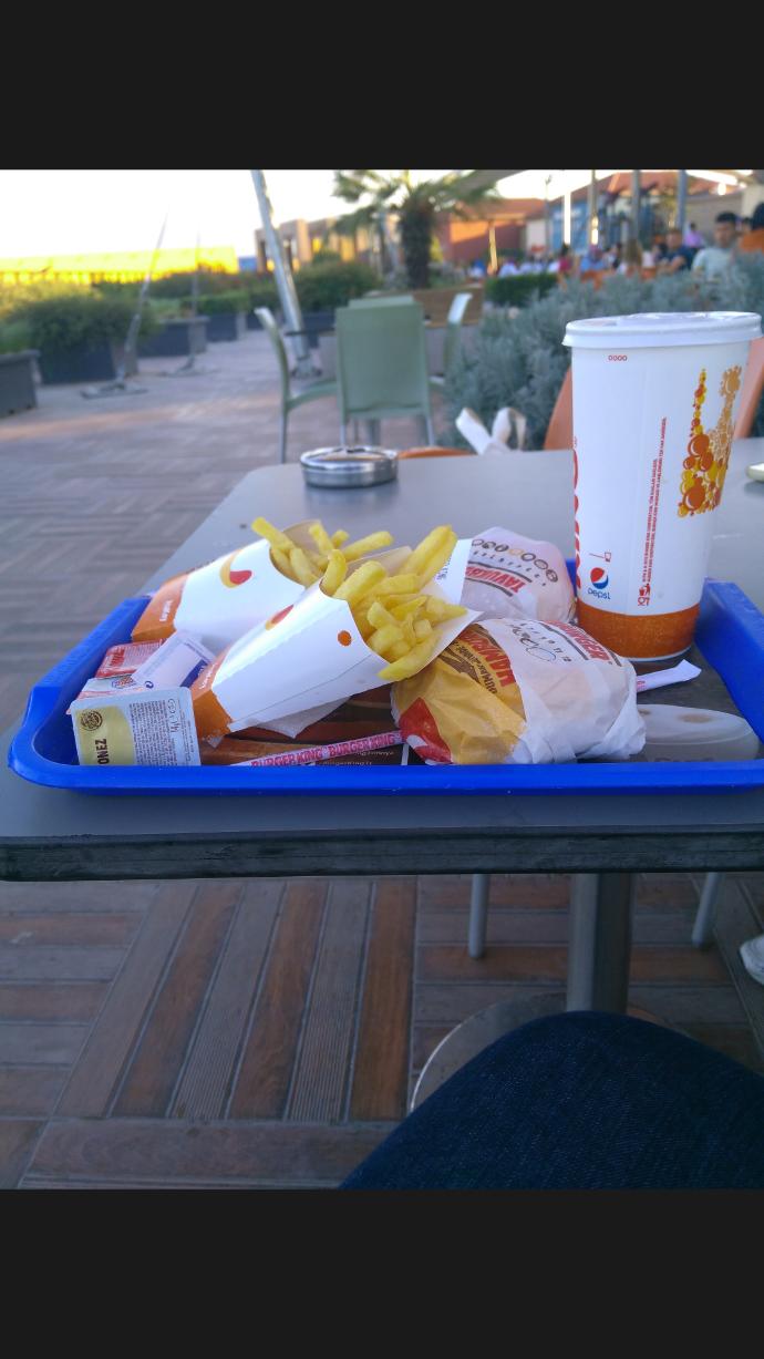 Hamburger severmisiniz ben pek sevmem ama değişiklik olsun diye yedim peki siz severmisiniz 😁😊☺ ?