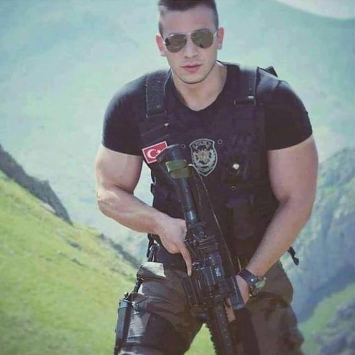 Kızlar, böyle iri yapılı erkeklerden hoşlanıyormusunuz :d ?