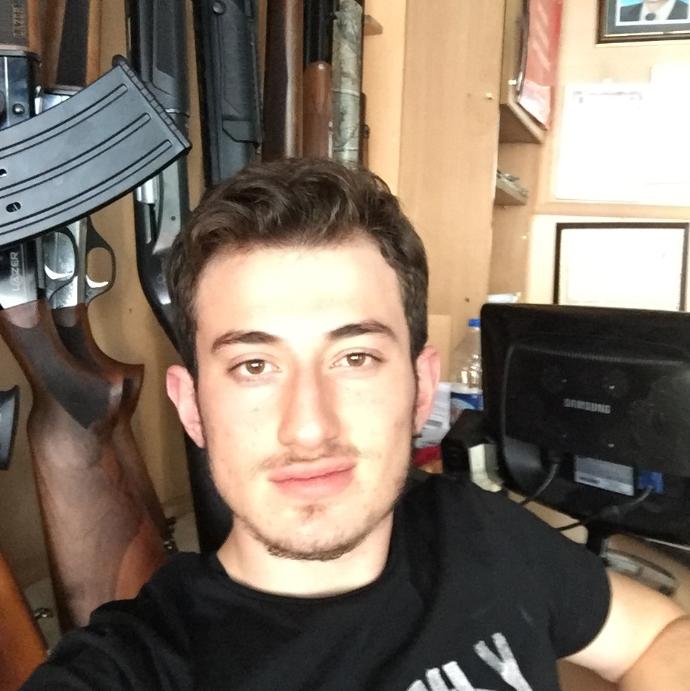 Alın hafif açık üstler seyrek saç modelleri?