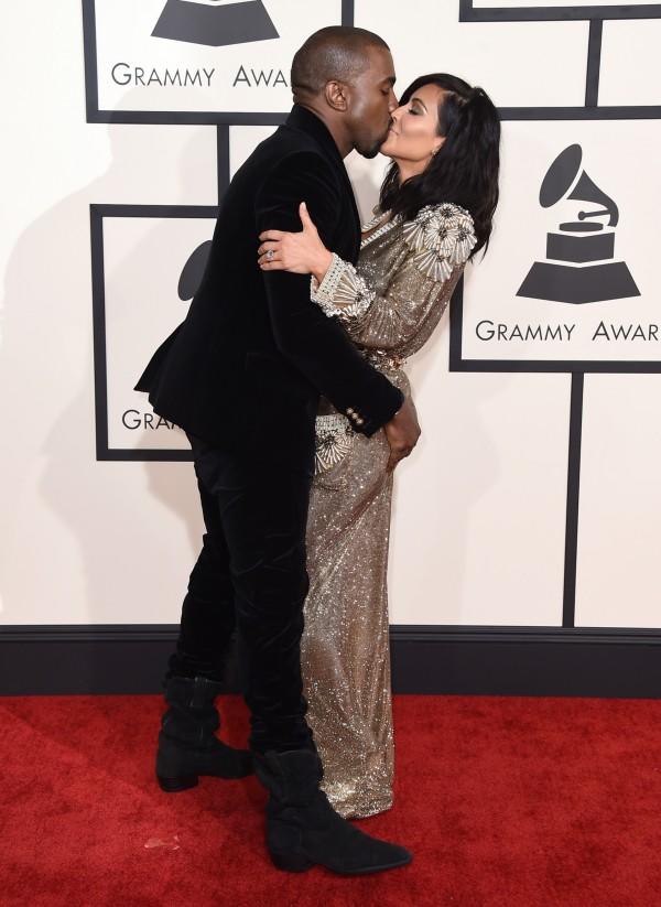 Kim Kardashian'ın kalça boyutu sizce nasıl beğeniyor musunuz?