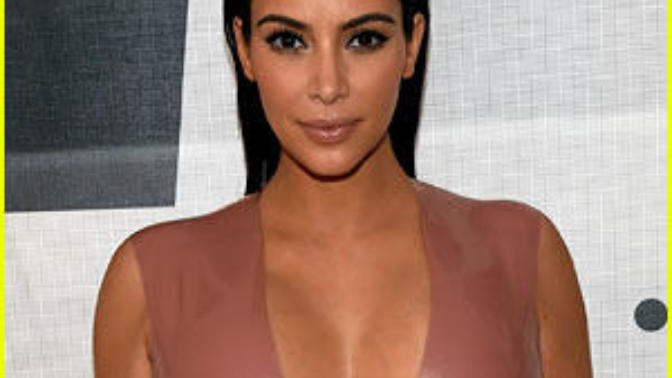 Kim Kardashian'ı beğenen var mı şu vücuda bak bence çok yapay ya :D Ne dersin?