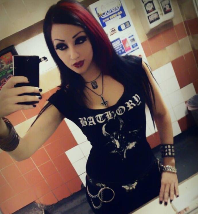 Metal müzik dinleyen kızlar sizce nasıldır?
