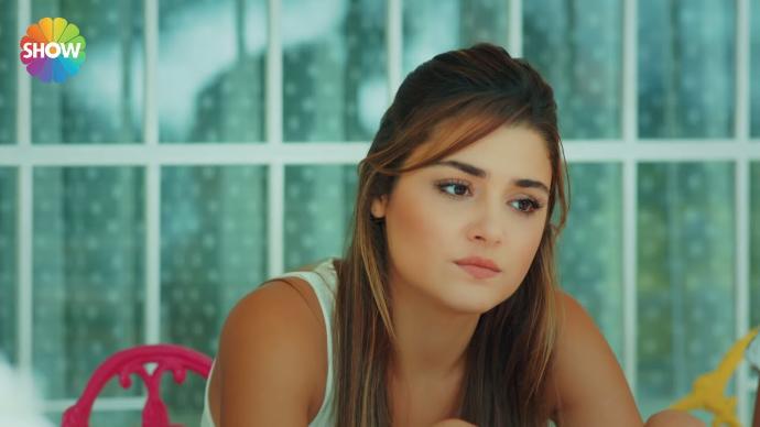 Hande Erçel Çok Taş Degil mi sizce? Acik ara turkiyenin en seksi kizi sizce?