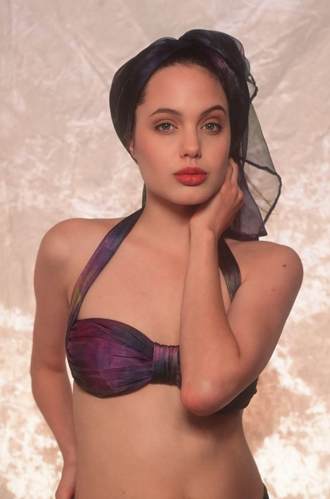 Angelina Jolie'yi Hala Beğenen Var mı? 18 yaşından küçükler bakmasın :D?