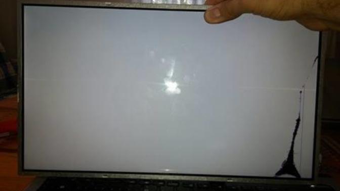 Asus laptop iç ekranda çatlak. Yardım edin arkadaşlar?