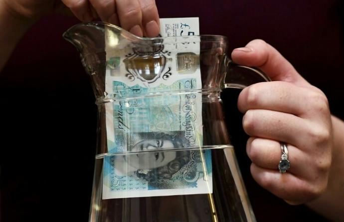 İngiltere'nin yırtılmayan ve ıslanmayan plastik banknotlara geçiş yapması hakkında ne düşünüyorsunuz?