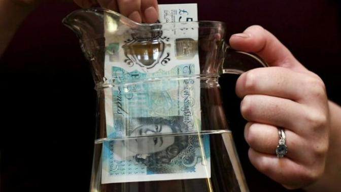 İngiltere'nin yırtılmayan ve ıslanmayan plastik banknotlara geçiş yapması hakkında ne düşünüyorsunuz?
