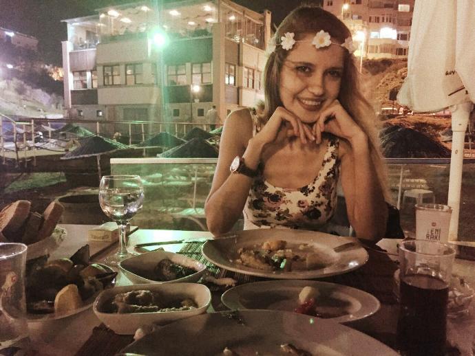Selamlar . Rakı içen kadın güzeldir masasındakiler dee :)) Sizce de öyle midir ?